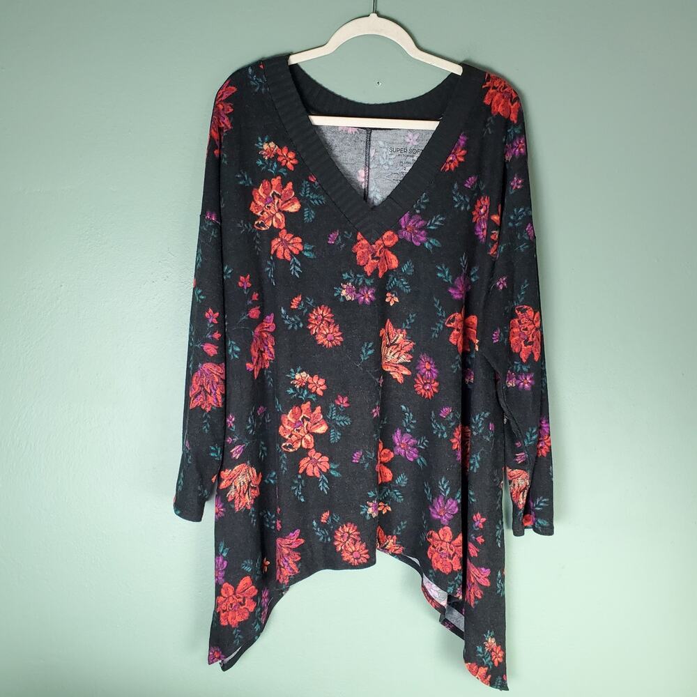 Torrid Womens Black Super Soft Plush Floral Printed V-Neck Shark Bite Top Size 2